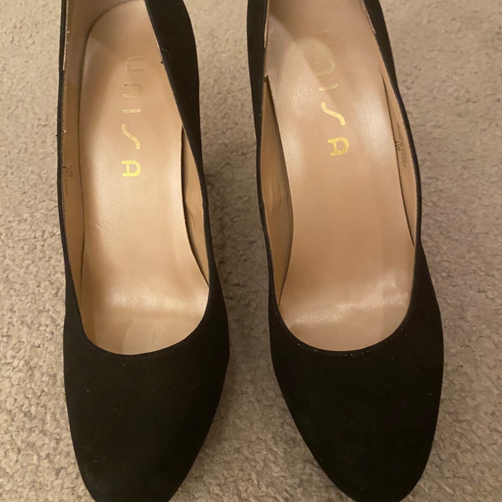 Black suede block heel pumps. - Picture 4 of 5
